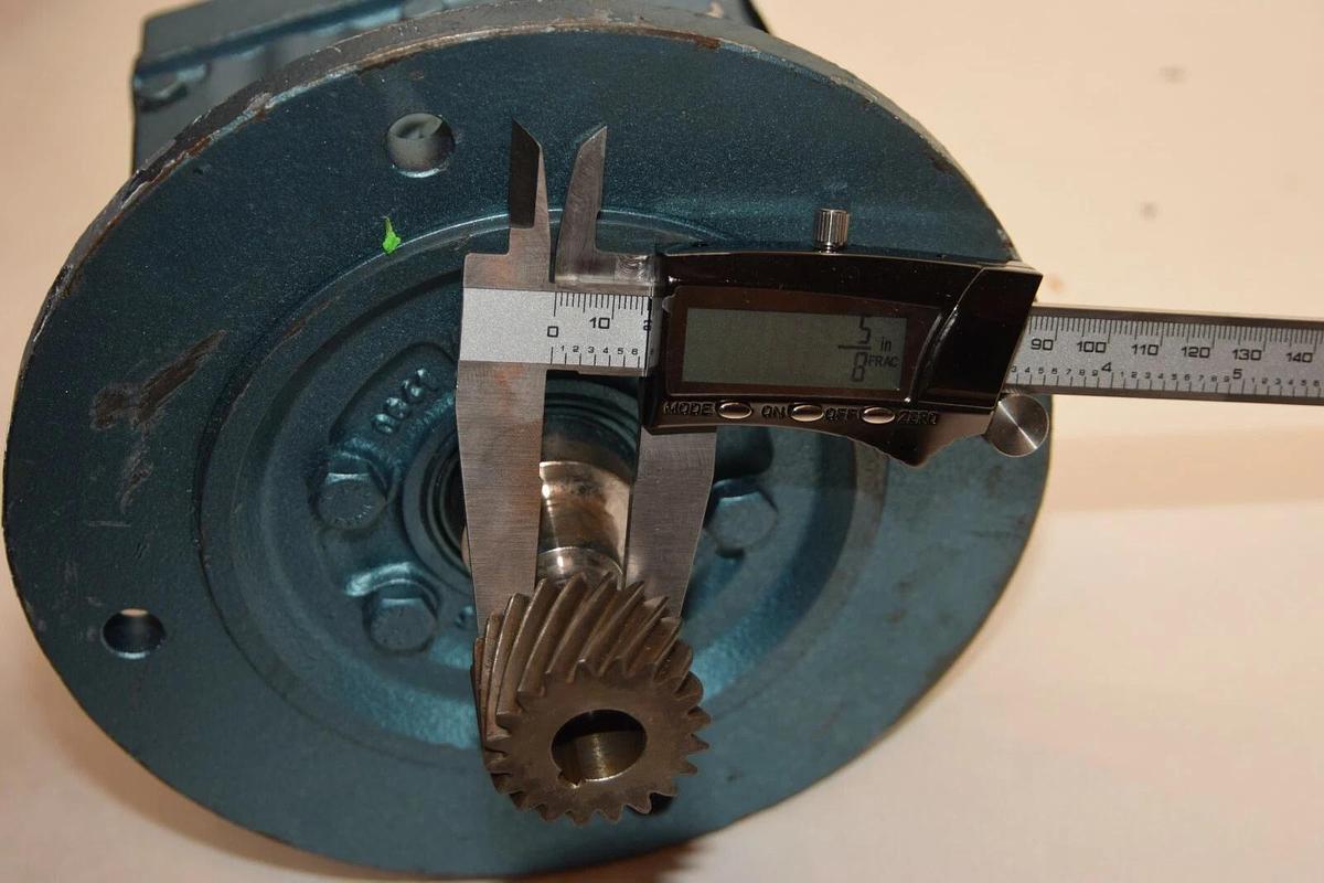 (NEW) SEW-EURODRIVE RF37A-KS Ratio: 6.67 1270lb-in 5/8" Gear Box / Speed Reducer