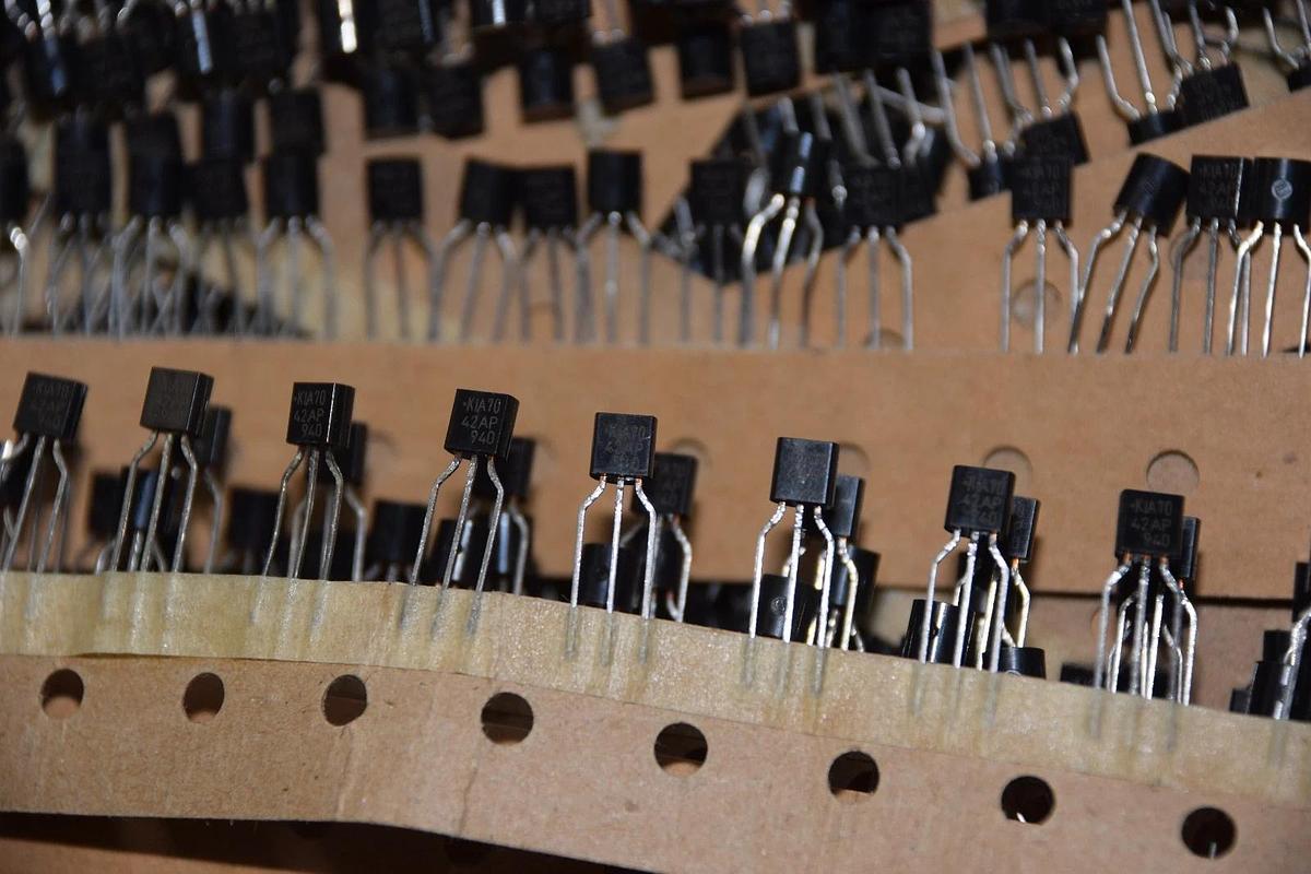 (LOT OF OVER 900 PCS) KEC KIA70 42AP KIA7042AP 940 T0-92 VOLTAGE DECTOR NEW