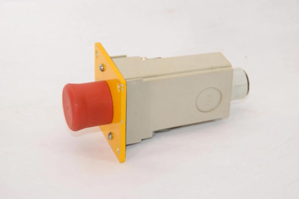 Used MOELLER 10A 600V EK01 Emergency Stop Switch With Housing
