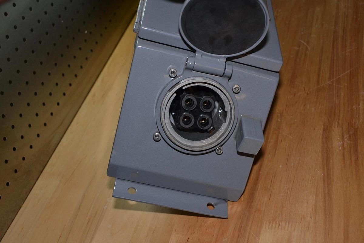 Used RUSSELLSTOLL THOMAS & BETTS ERSFA3124FAA 60 AMP 480vac Interlock Switcn NEW