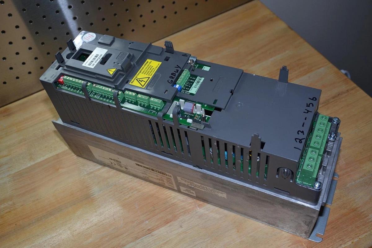 Used ABB  DRIVE ACH550-CARUH-031A-2 ACH550 CARUH 031A 2  240Vac 3PH 1PH