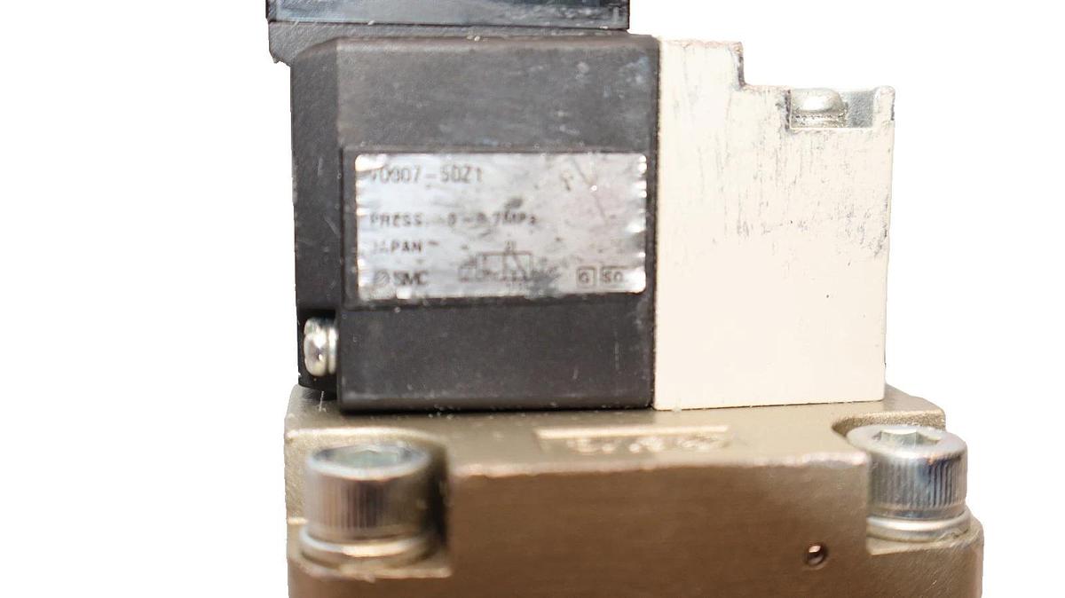 Used SMC 2-Way Solenoid Valve VNC411A-25A-5DZ VNC411A25A5DZ 0.25-0.7MPa