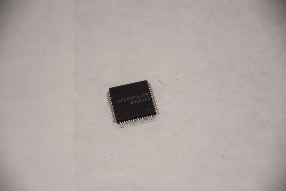 MOTOROLA M38002E2FP B950100 8 BIT MICRO-CONTROLLER  NEW