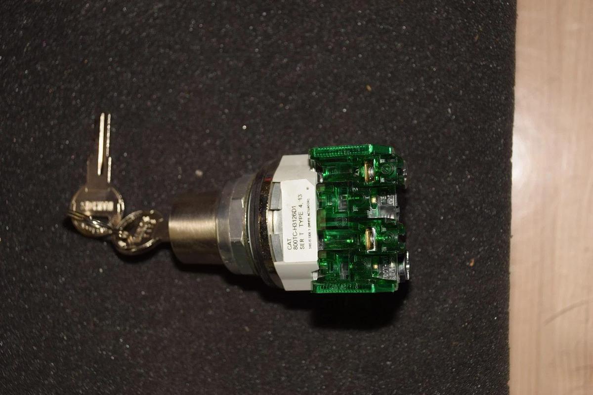 ALLEN BRADLEY 800TC-H3126D1 SERIES T 2 POS SELECTOR SWITCH WITH KEY NEW