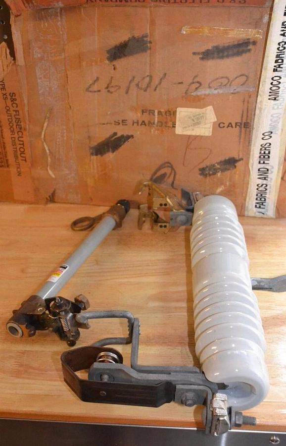 S&C Fuse Cutout XS Outdoor Distribution 25kv 125kv 100a 100 A 89032R10-CD NEW