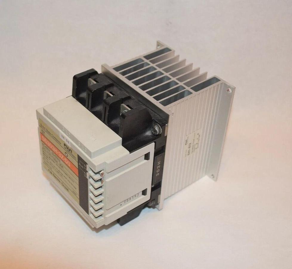 Used FUJI ELECTRIC SS303H-3Z-D3 30A SS303H3ZD3 SOLID STATE CONTACTOR