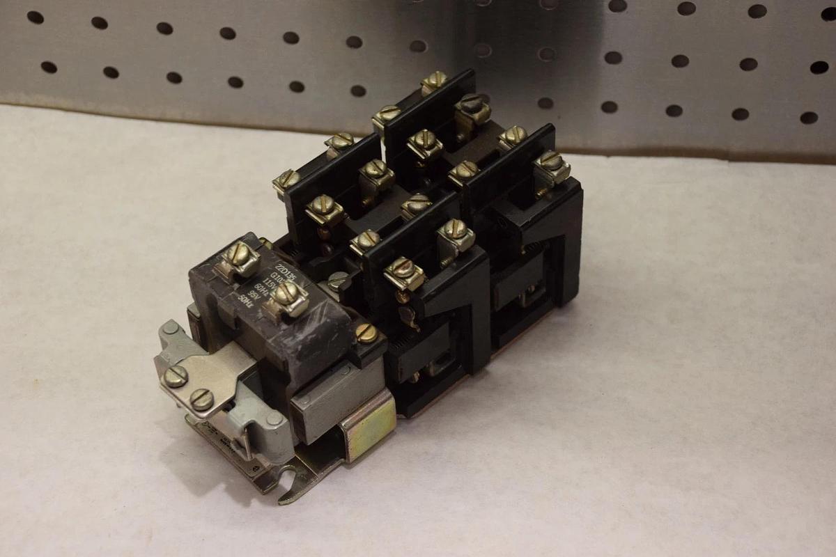 Used GENERAL ELECTRIC CR2810A14AG 10A 115V COIL MACHINE TOOL RELAY