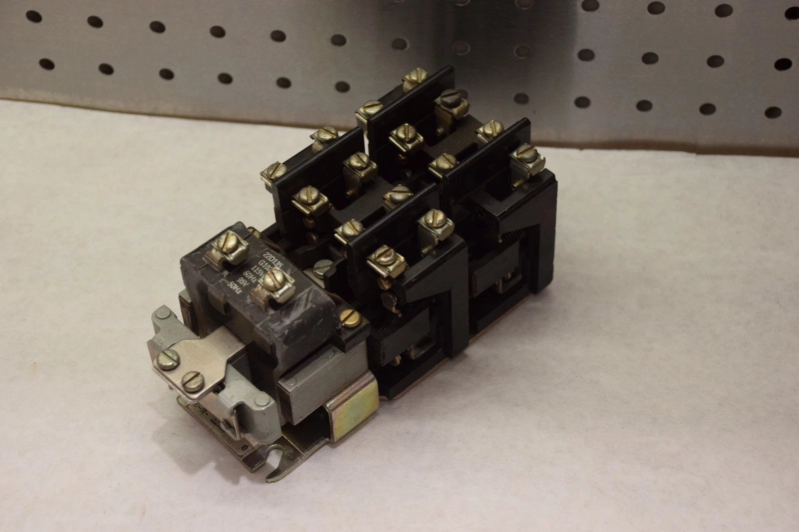 Used GENERAL ELECTRIC CR2810A14AG 10A 115V COIL MACHINE TOOL RELAY