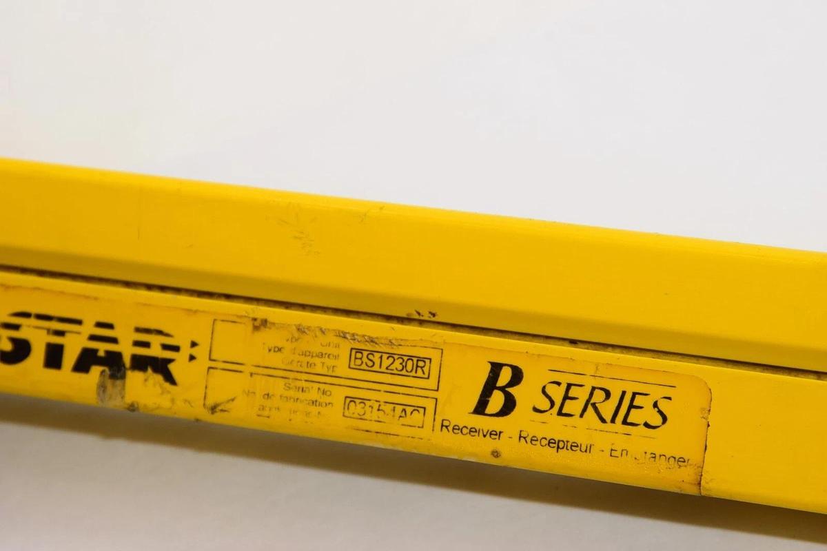 Used GUARDSTAR BS1230R B-Series Receiver Light Curtain *Small Crack*
