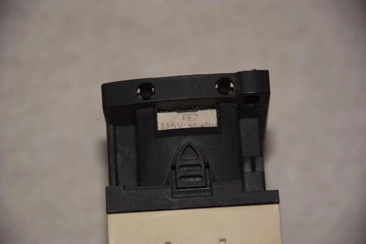 Used SQUARE D / TELEMECANIQUE CAD32 115V 50/60Hz CONTACTOR