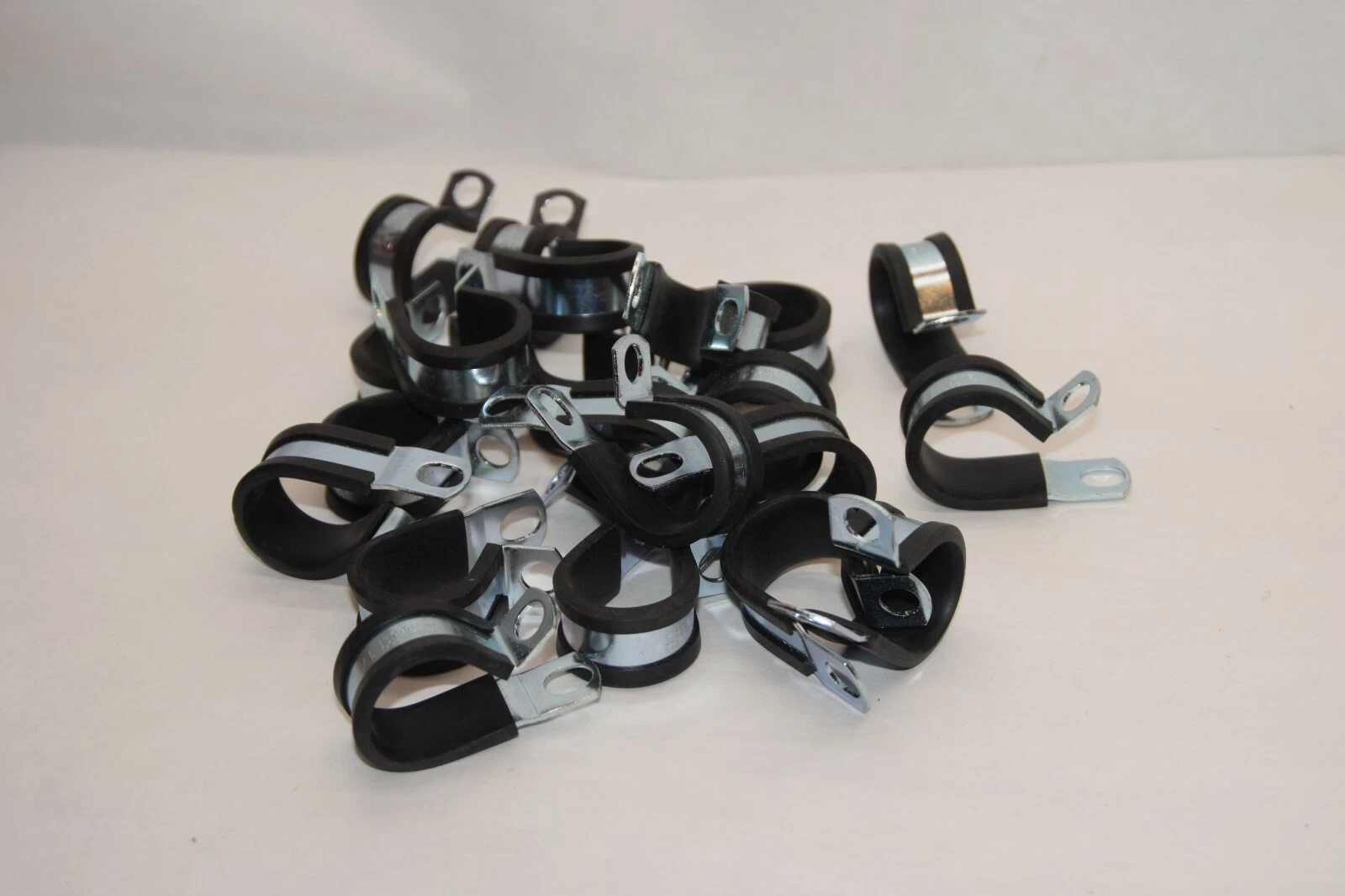 (Lot of 25) Umpco Cushioned Loop Clamp Clamps S801N17 S8O1N17 1" wire NEW