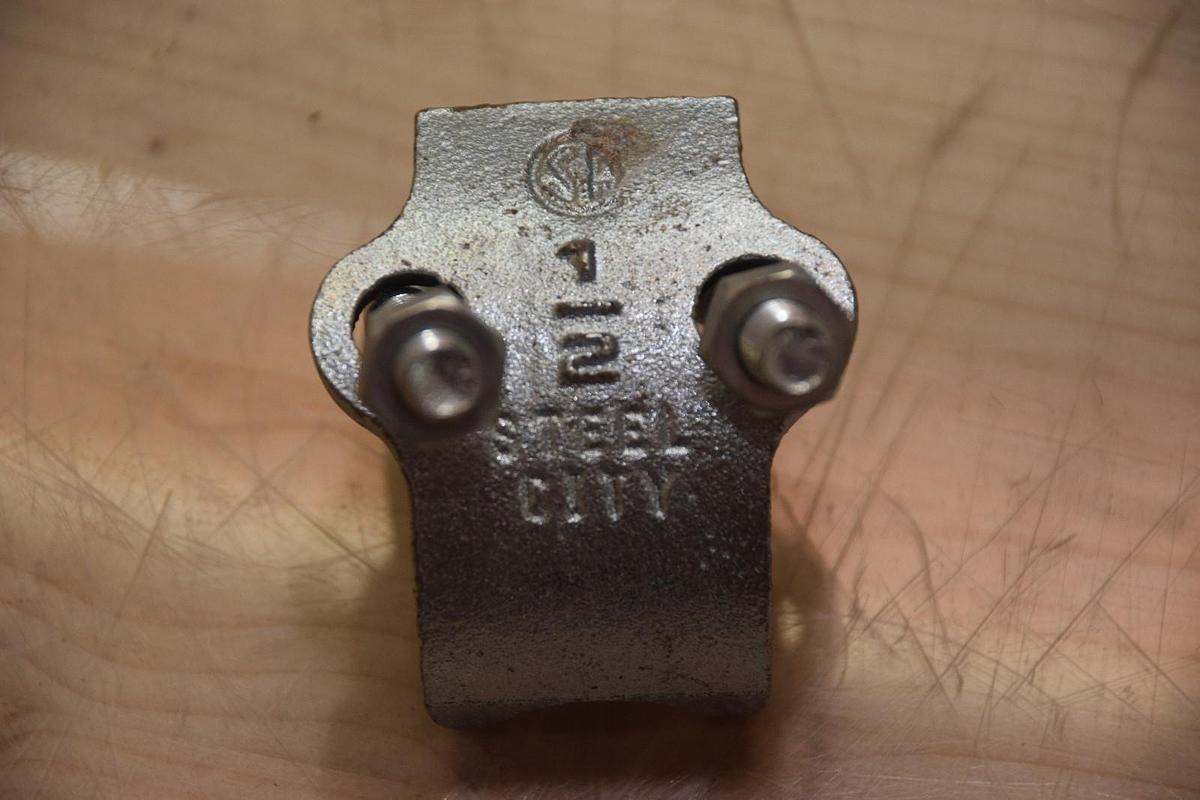 (BOX OF 31) STEEL CITY 1/2 1/2" ANGLE MALLEABLE IRAN PIPE CONDUIT CLAMP NEW
