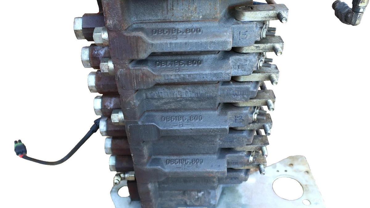 Used Altec 352-20070 , 35220070 , DB5195.800 Hydraulic Valve Block 7 Spool