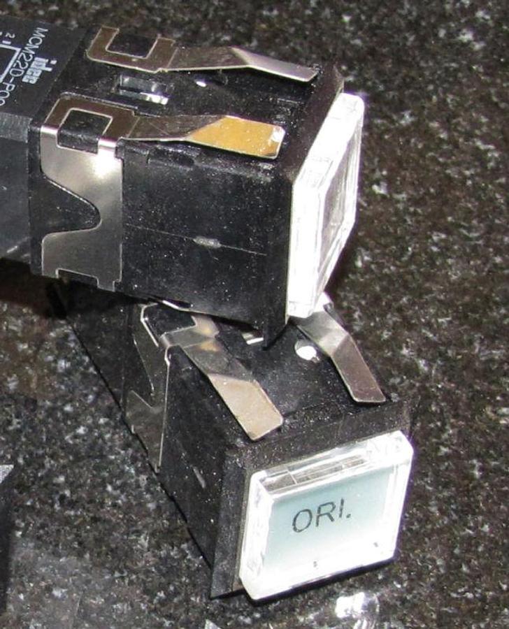 Used LOT OF 2 IDEC mcm22d-m10 command and control lights