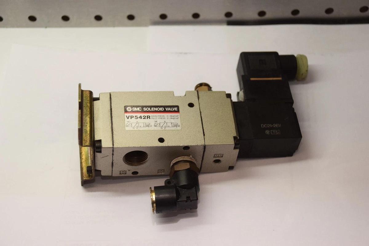 Used SMC VP542R 0~8kgf/cm2 2~8kgf/cm2 SOLENOID VALVE
