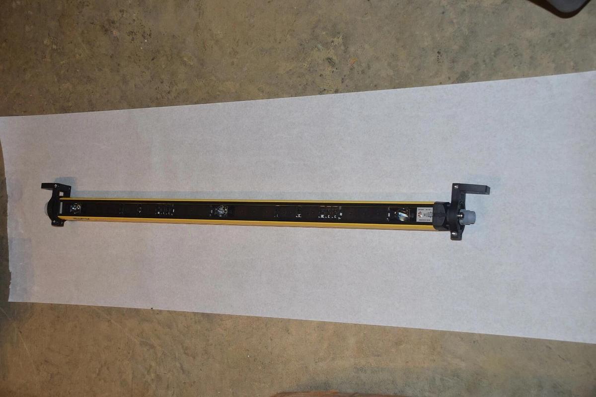 Used SICK M40E-034023RB0 M4000 ADVANCED RECEIVER BEAM SAFETY DEVICE