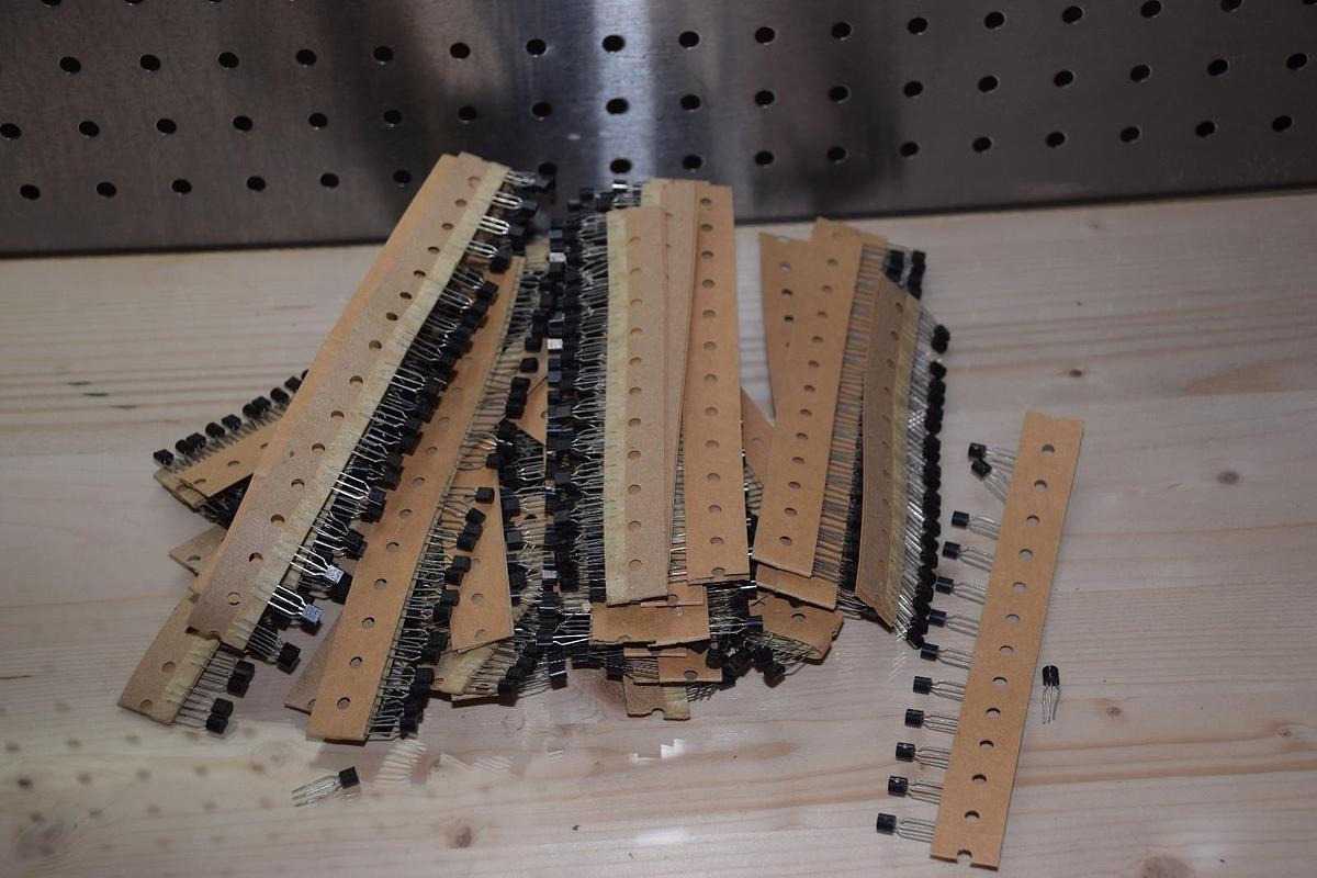 (LOT OF OVER 900 PCS) KEC KIA70 42AP KIA7042AP 940 T0-92 VOLTAGE DECTOR NEW