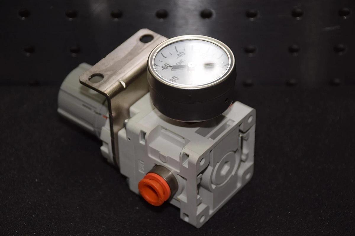 SMC IRV20-N11BG 1.3kPa 3/8" PORT SIZE WITH BRACKET VACUUM REGULATOR NEW