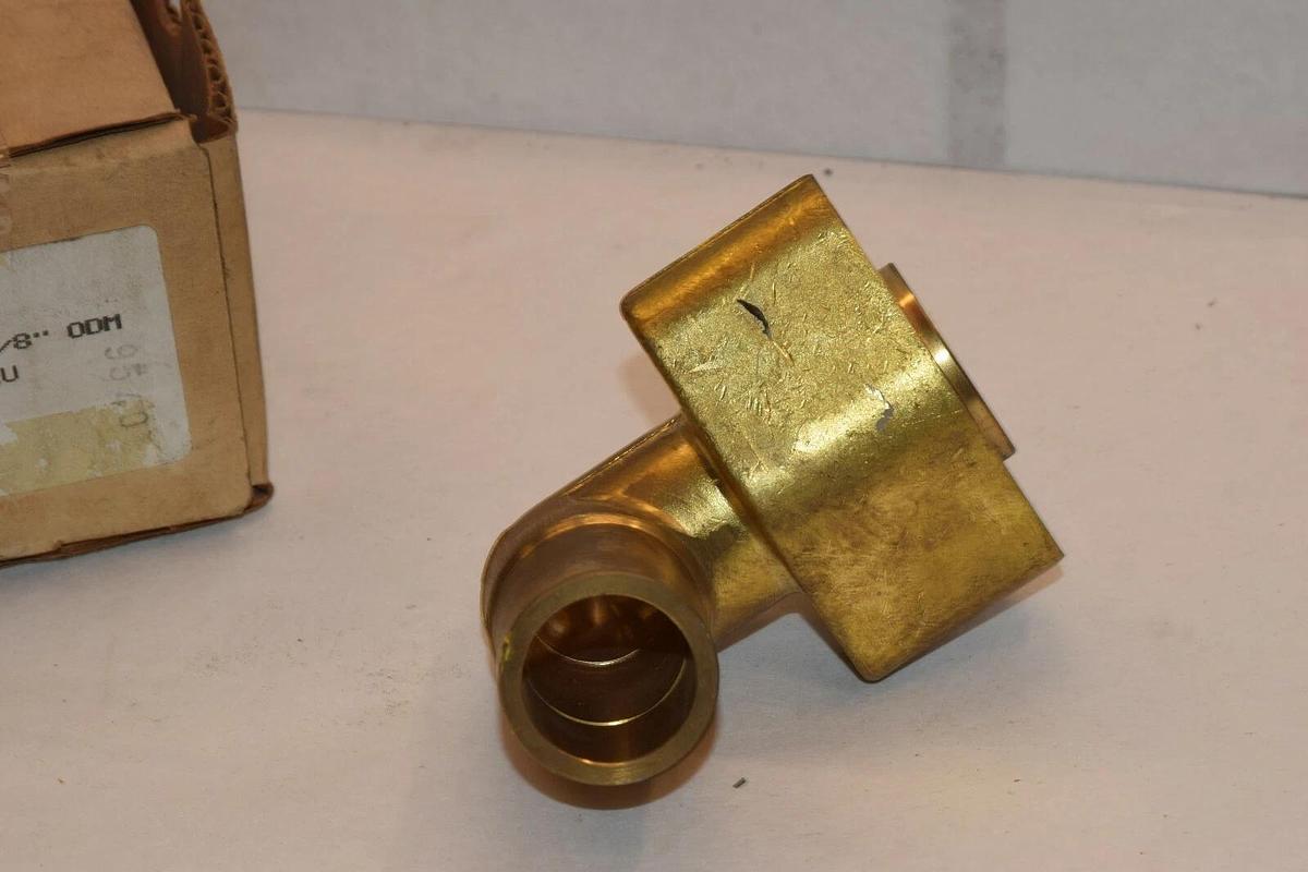 NEW ALCO 9148 028032 1-1/8" x 1-1/8" STRAIGHT THRU FLANGE BODY