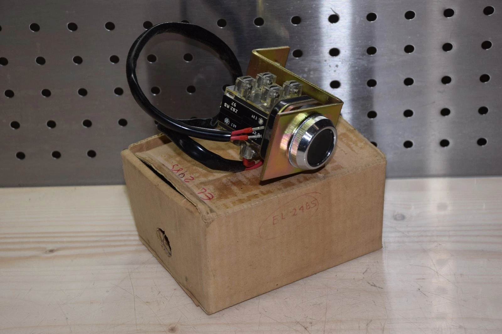 Telemecanique EL-2485 EL2485 ZB2-RB ZB2-RA push button Switch Relay Start Stop