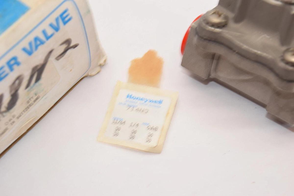 Honeywell / Skinner 714N3 S/S 1/2"NPT 2-way valve 11/64" orifice (New)