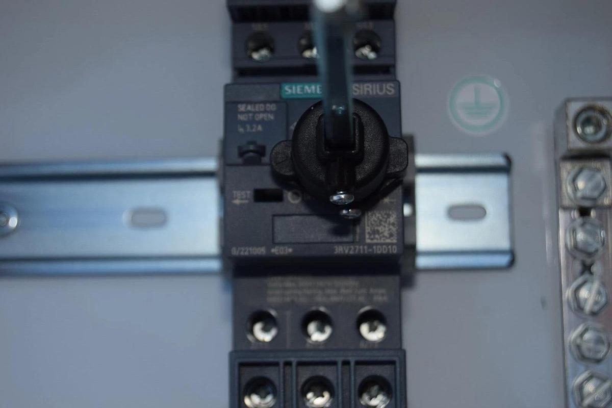 HOFFMAN CSD12248 Enclosure w/ 24v Power Supply 20A Disconnect 480v 3RV2711-1DD10