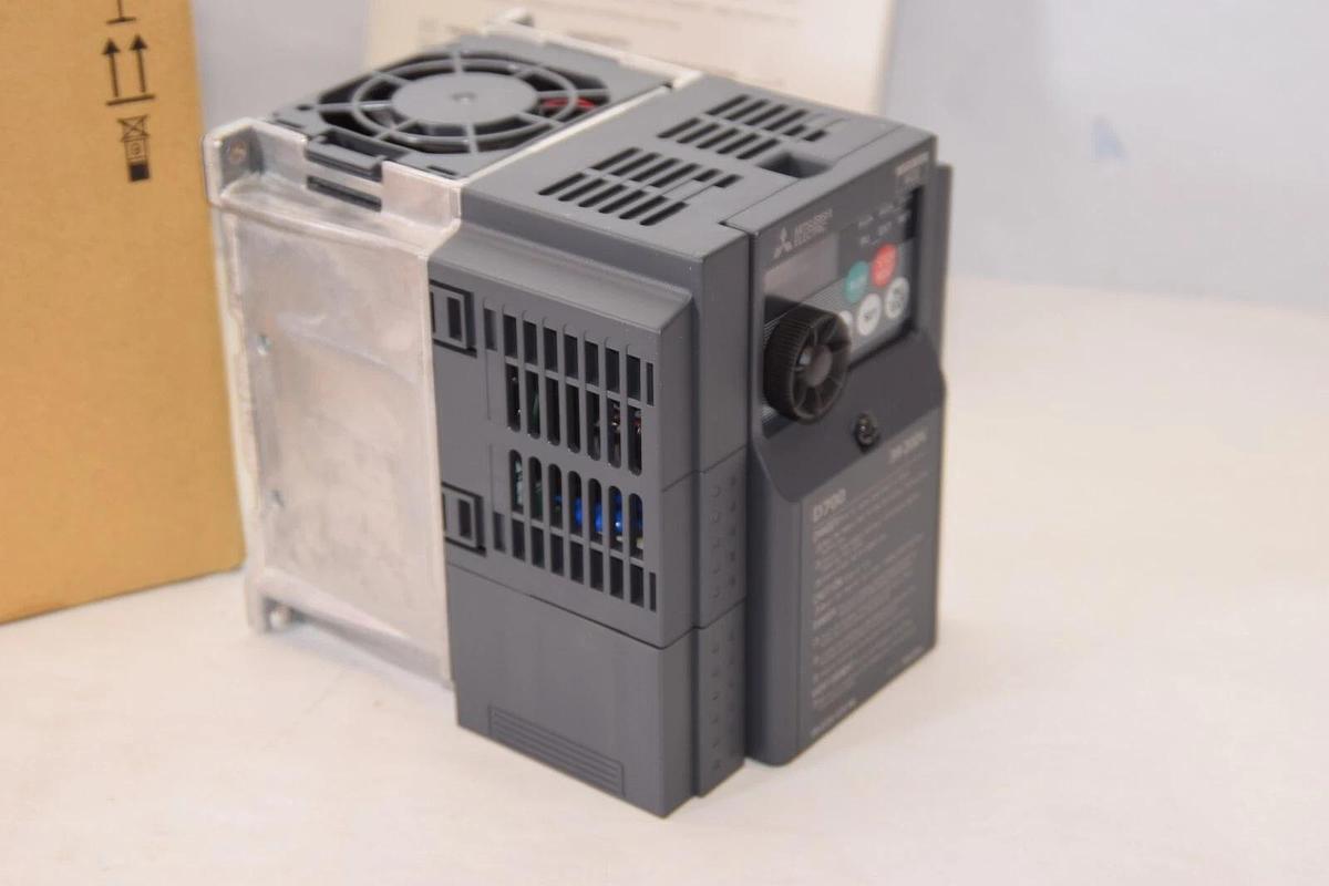 MITSUBISHI ELECTRIC FR-D720-070-W1 200V D700 Compact Size Inverter D700 (NEW)