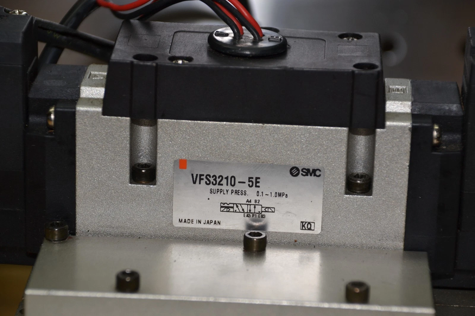 Used SMC VFS3210-5E VFS32105E SOLENOID VALVE ON MANIFOLD