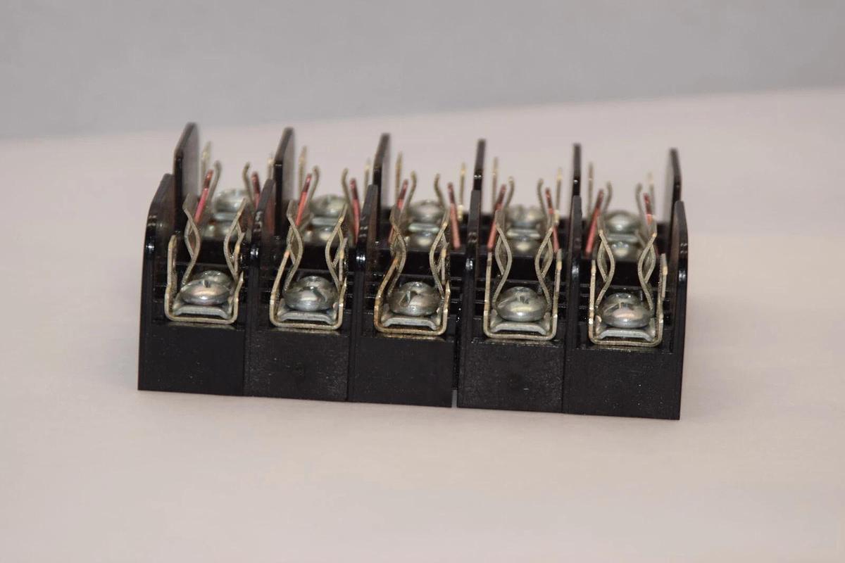 Used FERRAZ SHAWMUT 30325R 600V 30A Fuse Holder Holds 5 Fuses