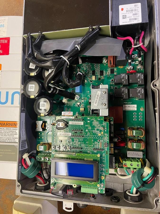 Used Solar Edge Sunrun Non Isolated Photovoltaic Inverter SE7600A-US 8350W