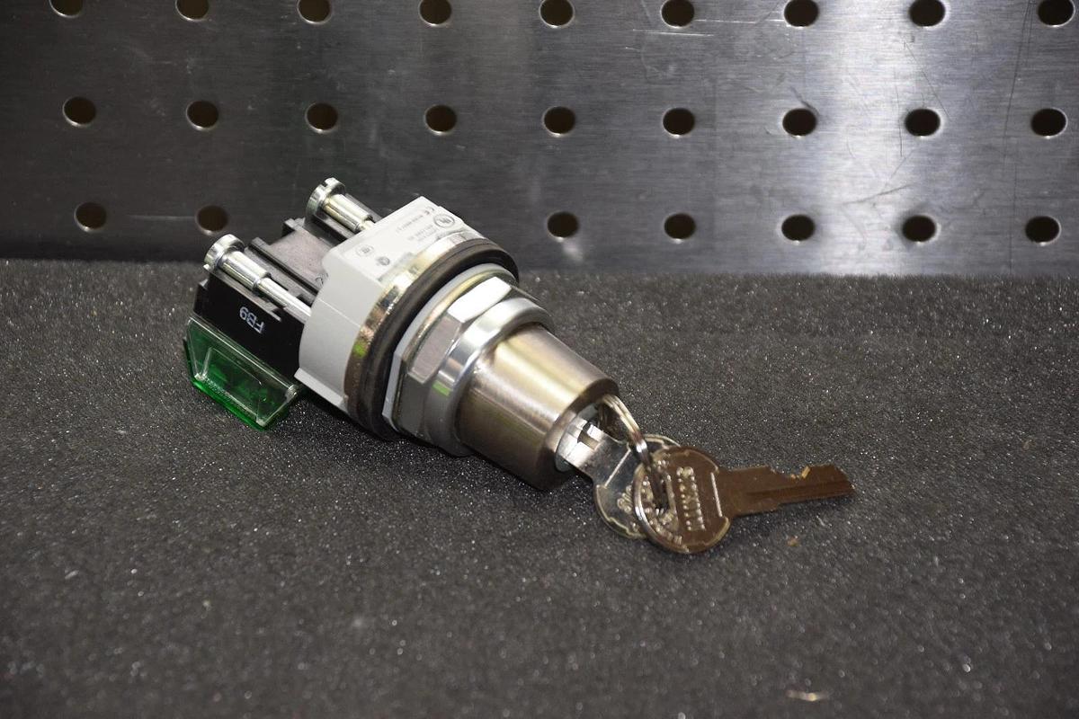 ALLEN BRADLEY 800TC-H3126D1 SERIES T 2 POS SELECTOR SWITCH WITH KEY NEW