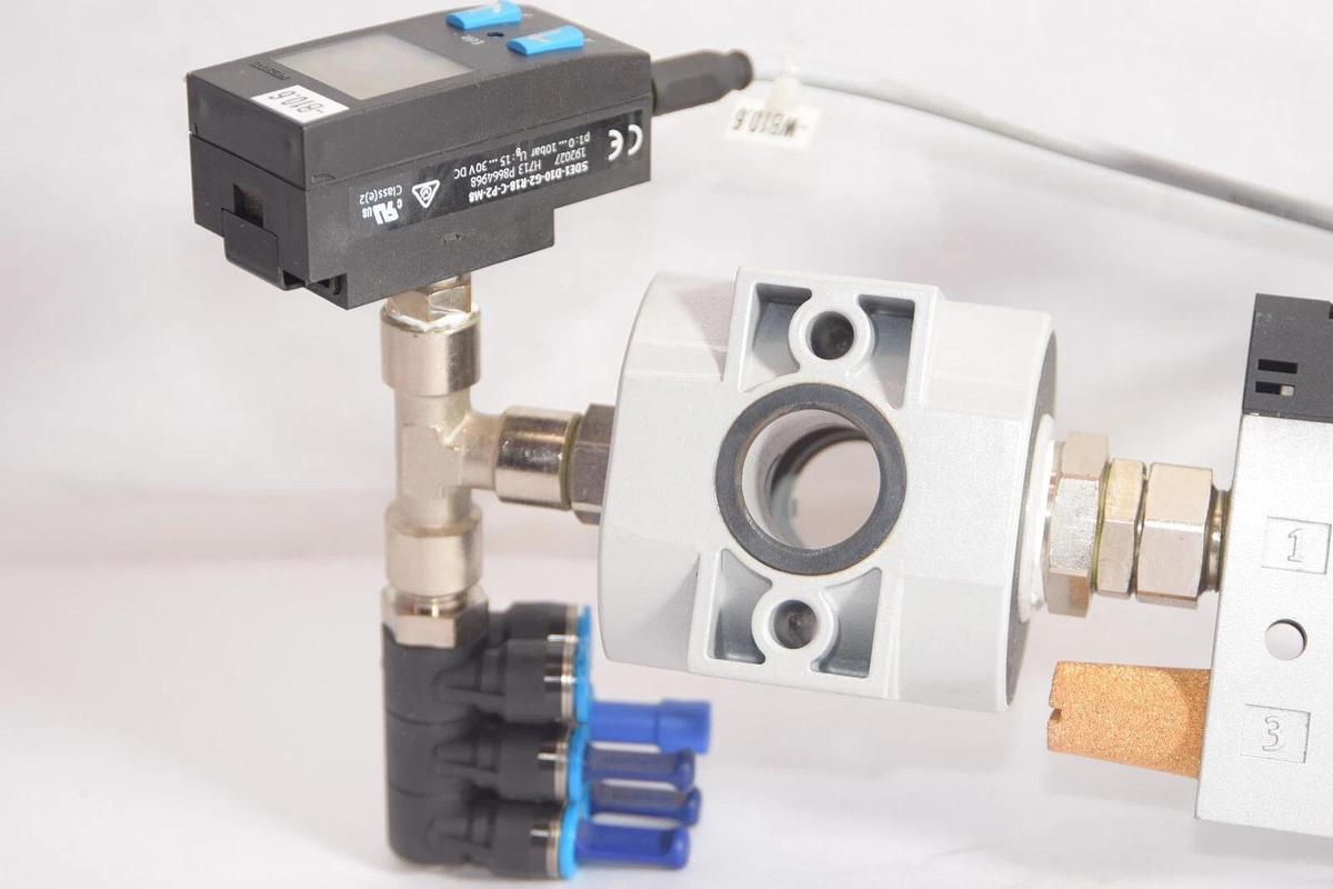 Used FESTO CPE24-M1H-3GL-3/8 Valve W/FRM-...-D-MAXI , SDE1-D10-G2-R18-C-P2-M8 Sensor