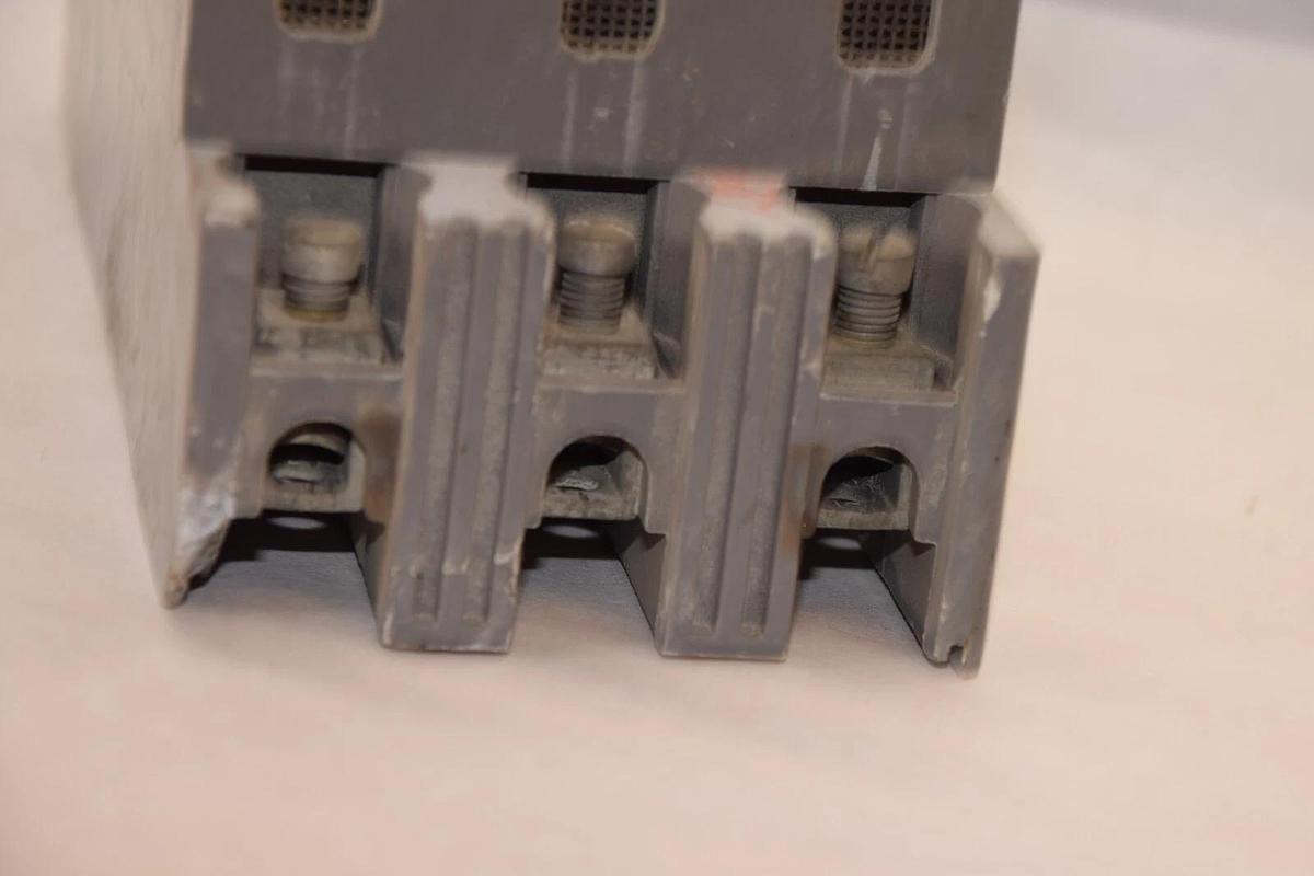 Used WESTINGHOUSE HF3070 70A Amp 3Pole Mark 75 Circuit Breaker *Chip*