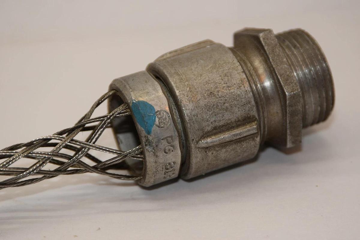 (NEW) PG813 PG 813 1" x 9" Strain Relief Grip Cord