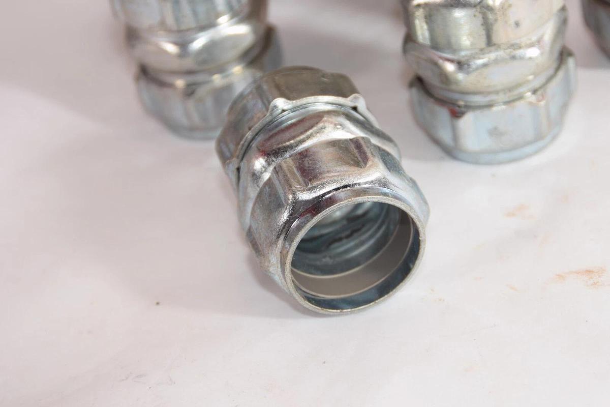 (NEW - Box of 5) T&B 78-6210-05420 1-1/4" EMT Coupling Steel