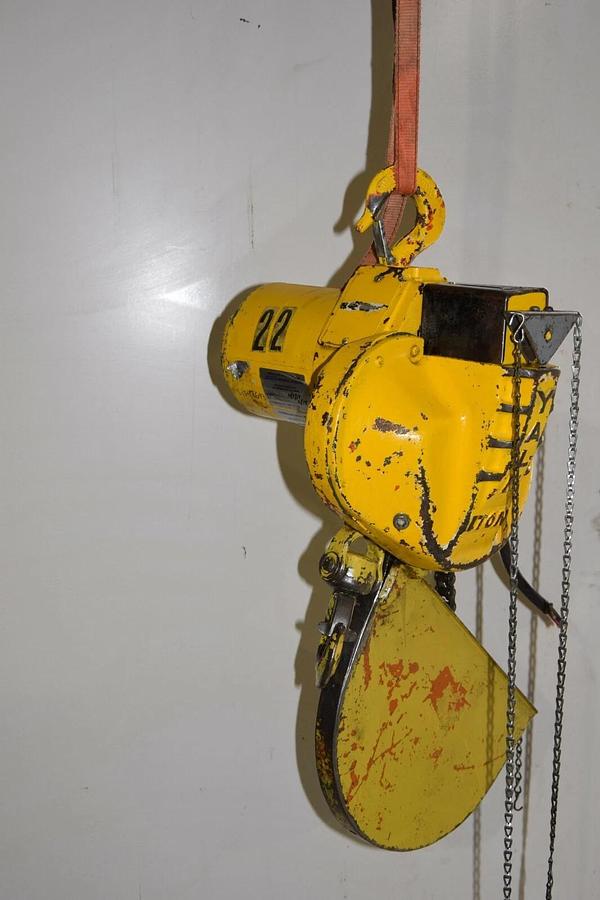 Used Yale Electric Chain Hoist 1 Ton 2000lb 10' Chain Drop 1K9FMG3 220v 3Ph 1T