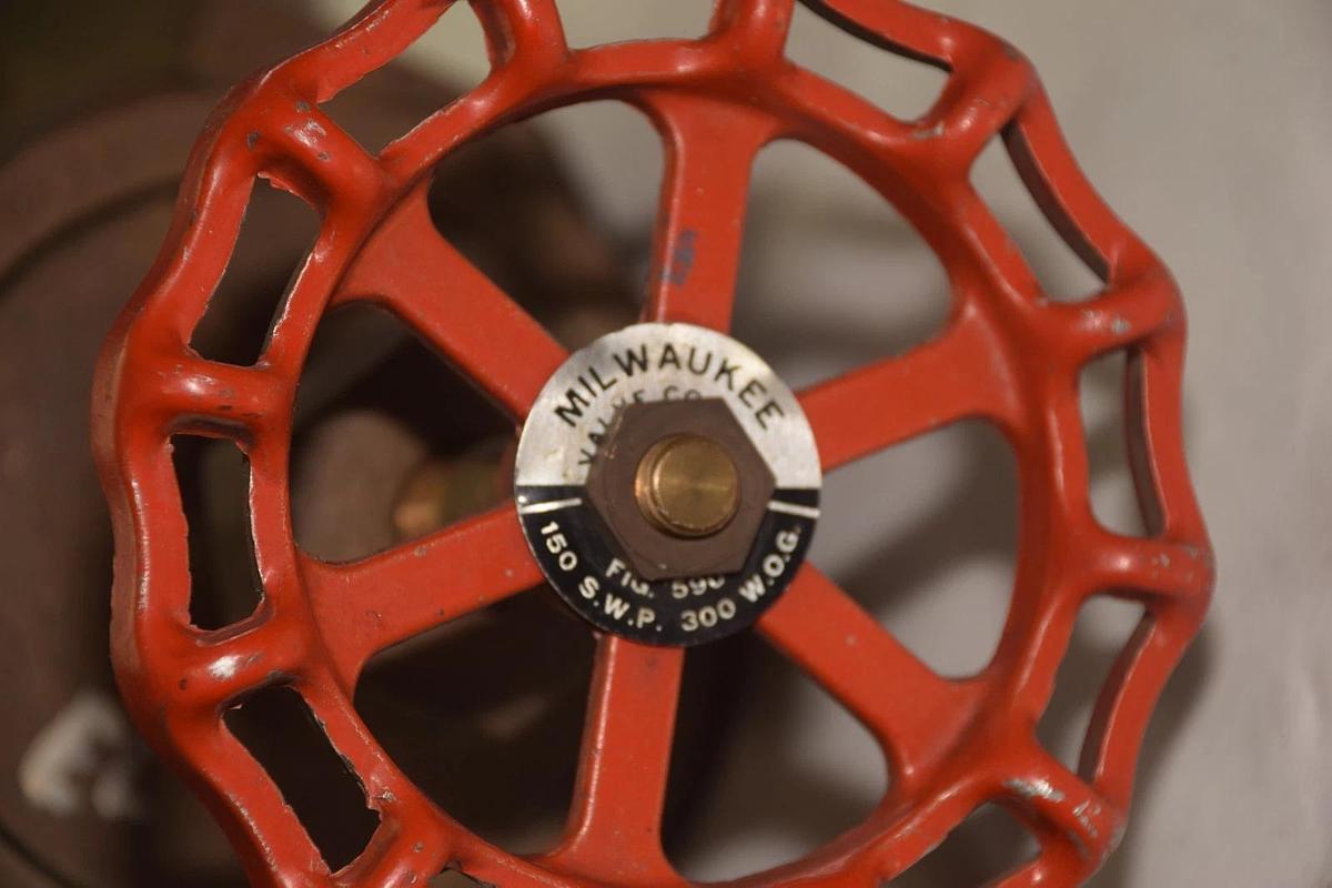 MILWAUKEE 150 S.W.P. 300 W.O.G. 2-1/2" GATE VALVE NEW