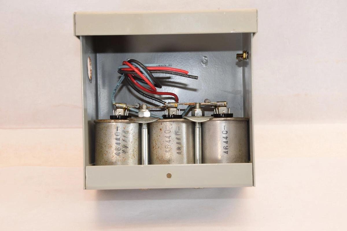 Used QUALITY ELECTRIC MFG. INC. Model 600 1KVAR 2.4A 3PH 240V 50/60Hz Phase-Liner