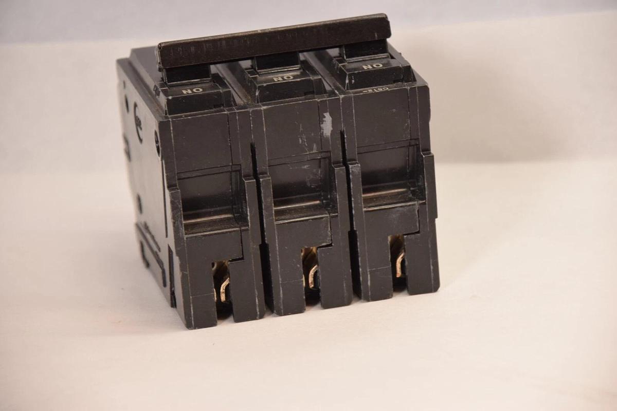 (NEW) GE GENERAL ELECTIRC RV-2937 , E11592-C 3 Pole 30Amp Circuit Breaker