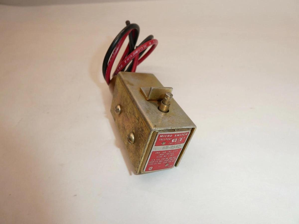 Used MICRO SWITCH RK-RSX2 15A, 125,250 OR 480VAC SNAP LIMIT SWITCH