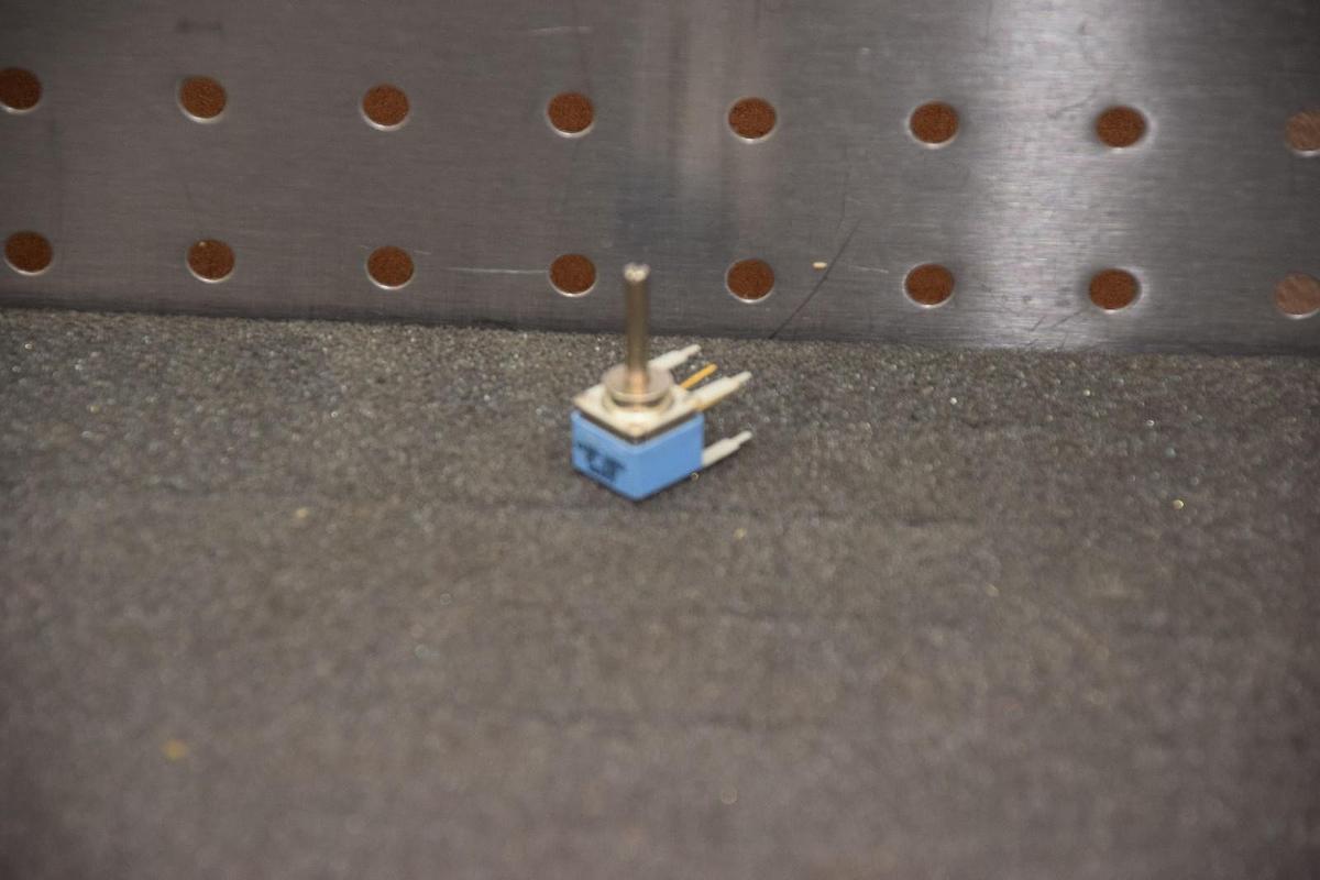 STATE ELECTRONICS L11290 1521 B12 VA389-100K ohms POTENTIOMETER NEW