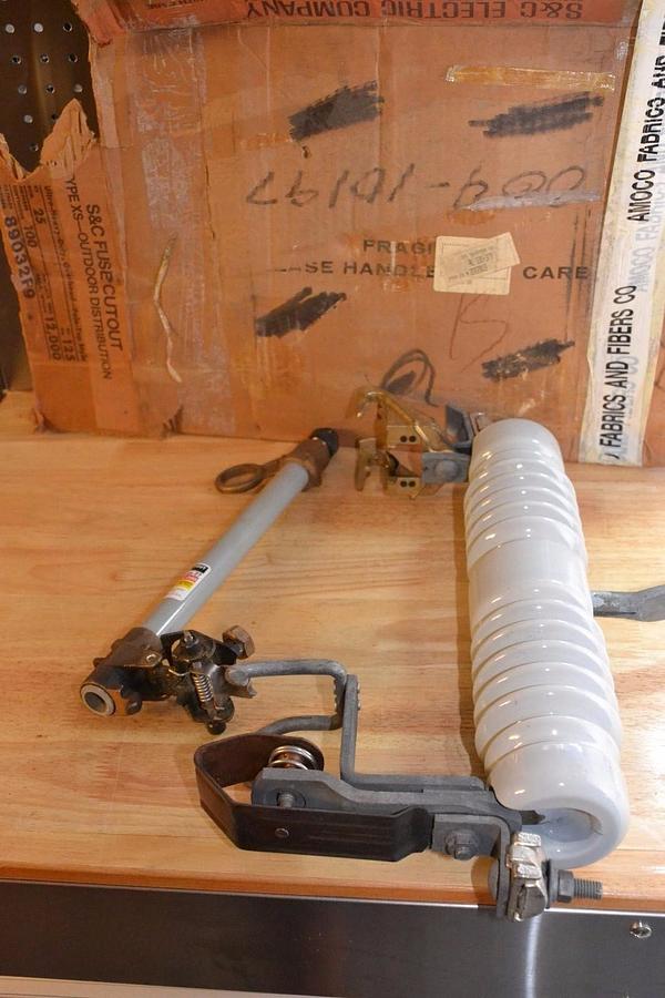 S&C Fuse Cutout XS Outdoor Distribution 25kv 125kv 100a 12000a rms 89032R9 NEW