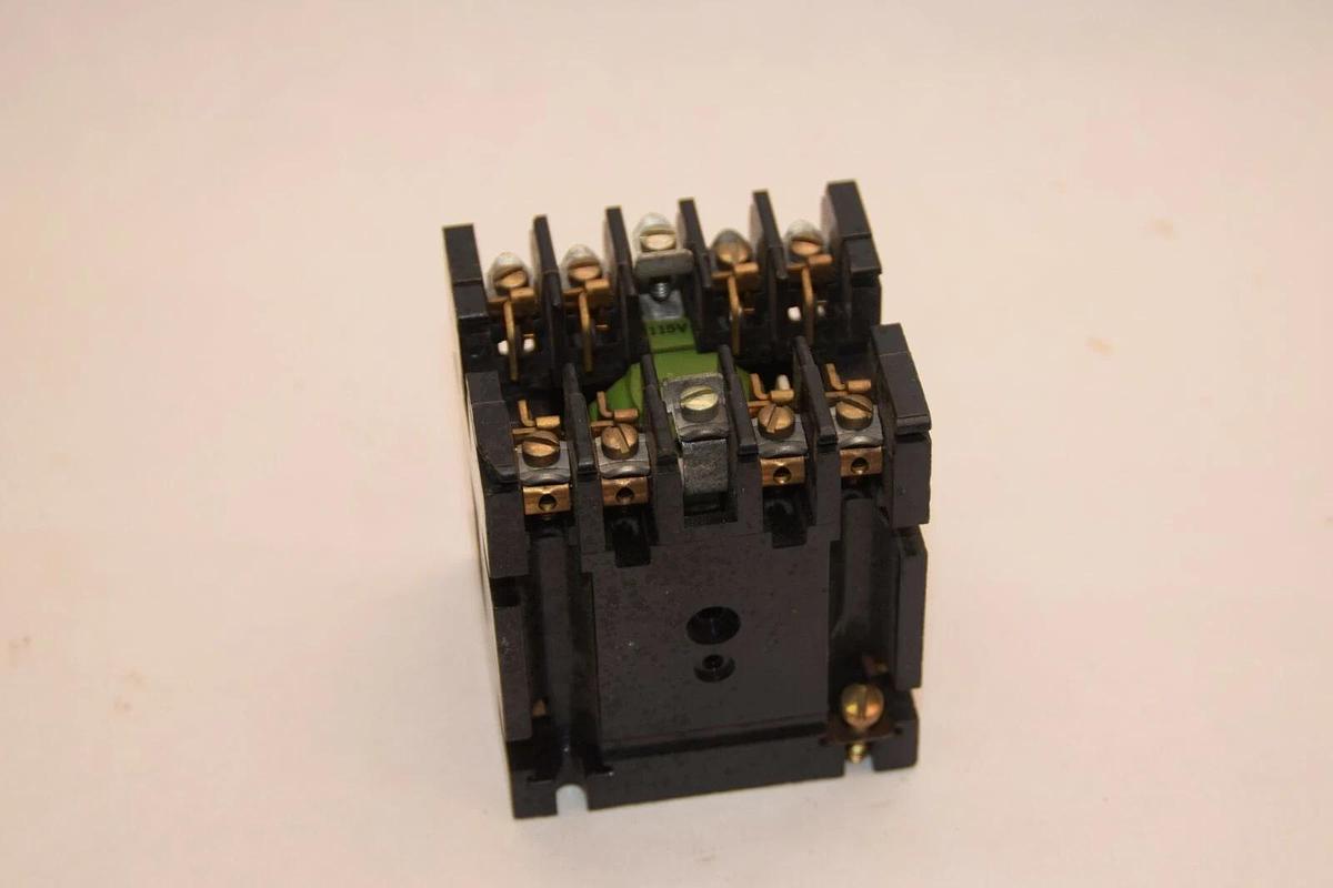 Used GENERAL ELECTRIC CR120A04002AA 115V 60Hz 300V 10A Series A Industrial Relay