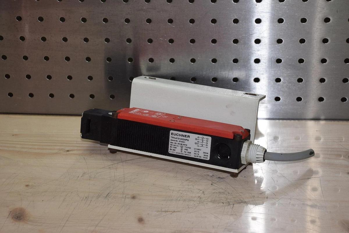 Used EUCHNER TP4-4131A024PG 250V SAFETY SWITCH