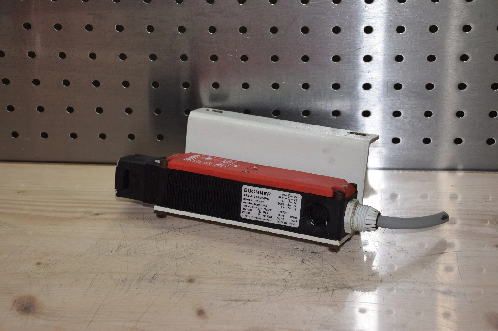 Used EUCHNER TP4-4131A024PG 250V SAFETY SWITCH
