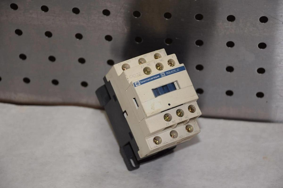 Used SQUARE D / TELEMECANIQUE CAD32 115V 50/60Hz CONTACTOR