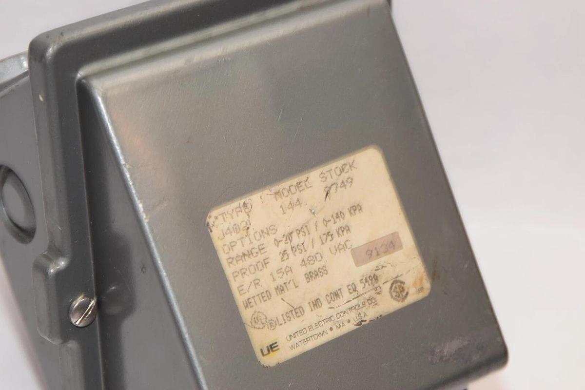 UNITED ELECTRIC CONTROLS J402 , 144 0-20 psi 0-14kpa Pressure Controller