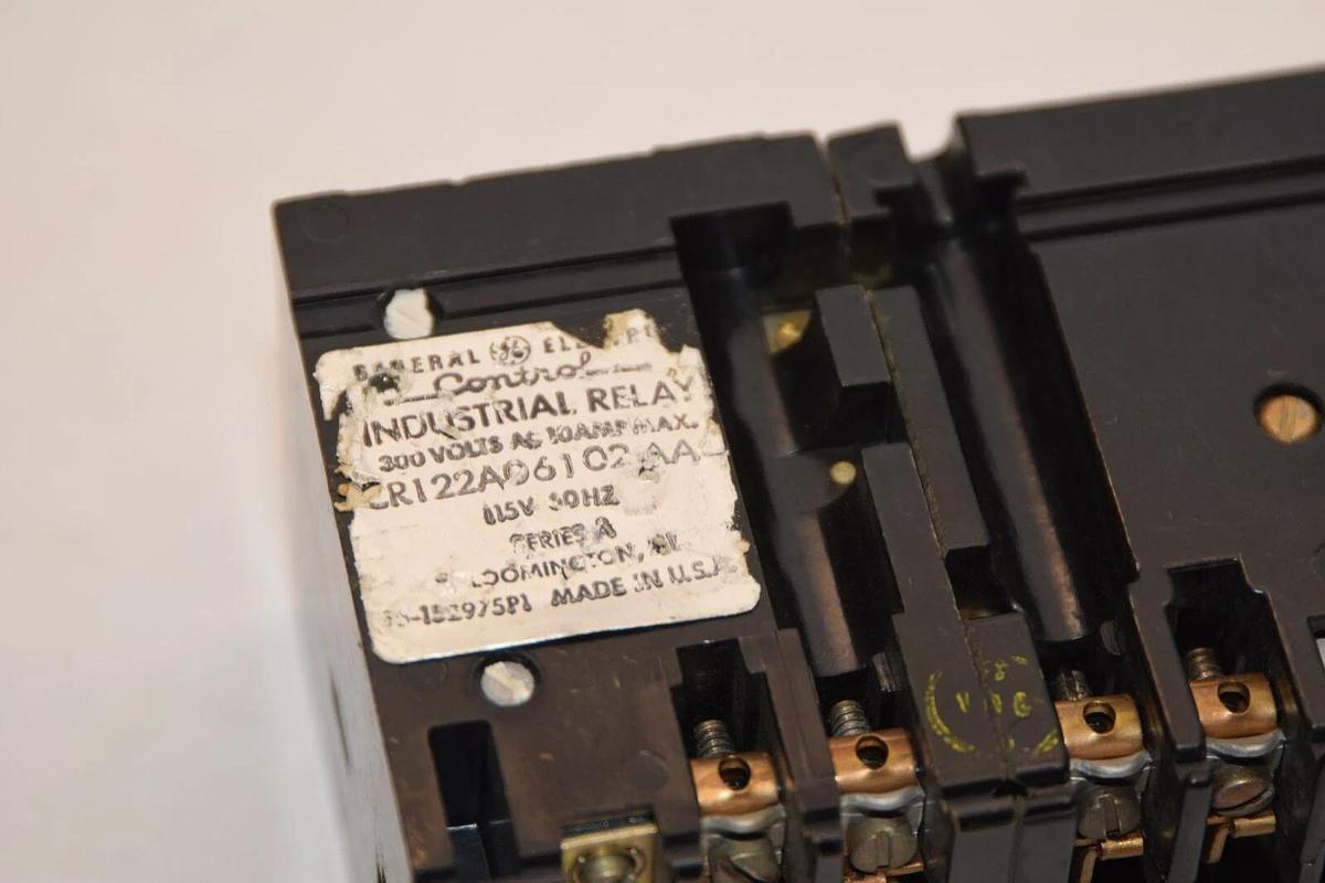 Used GENERAL ELECTRIC GE Relay CR122A06102AA 115V 60Hz Series A Industrial Relay