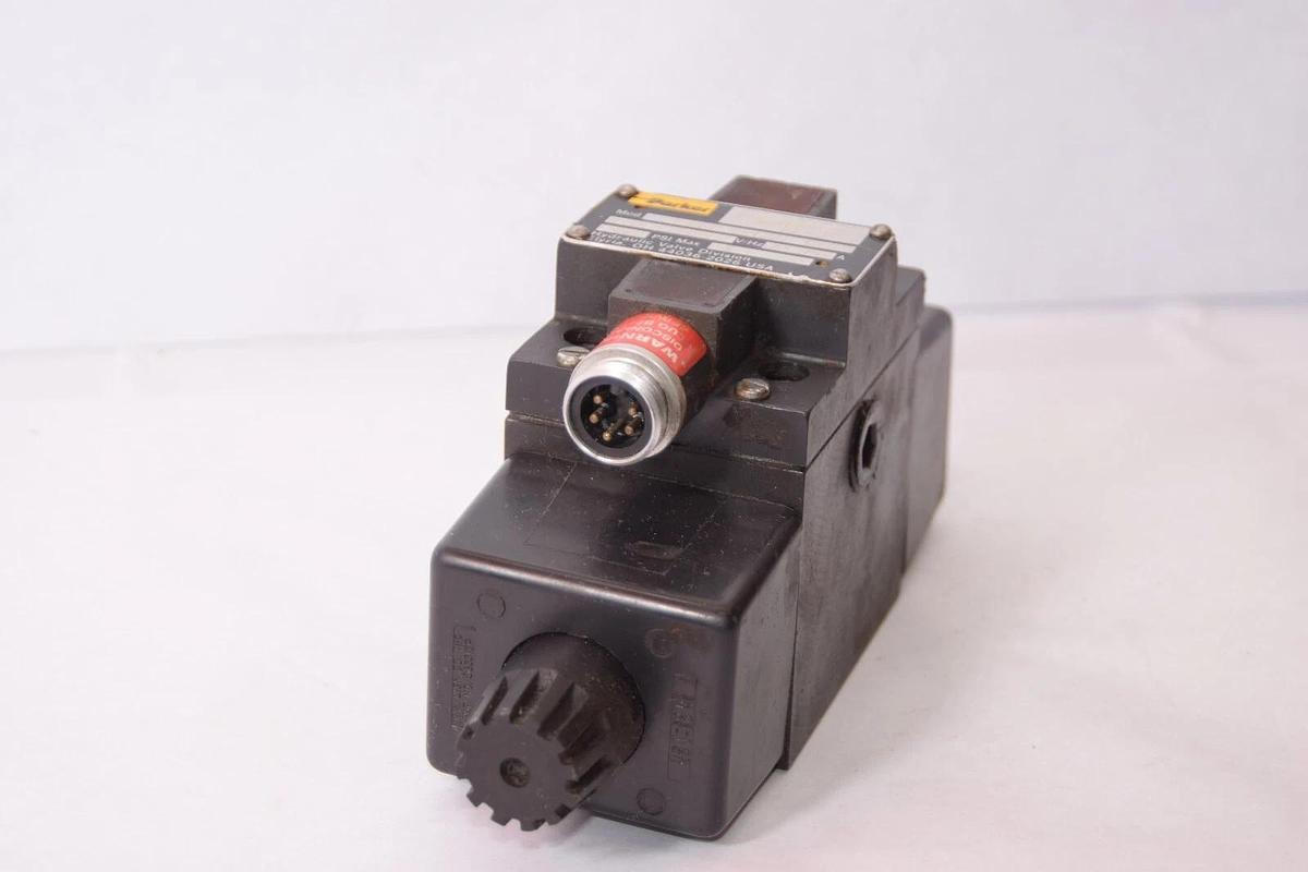 PARKER D3W4CNYC56 -14 110/120v 5000psi Directional Control Valve (NEW)