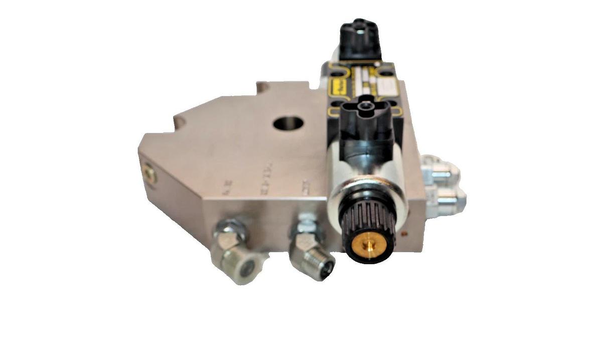 Parker Hyd Directional Control Valve D1FWE02FCNJW030 W/Daman Manifold D28350 NEW